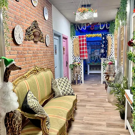 Pepper-gold -step-free Entrance -car- Free Space-no Nois-3 Minutes From Port -bed 8 Guest 55 M2 And 8 Guest 65 M2 Hostel