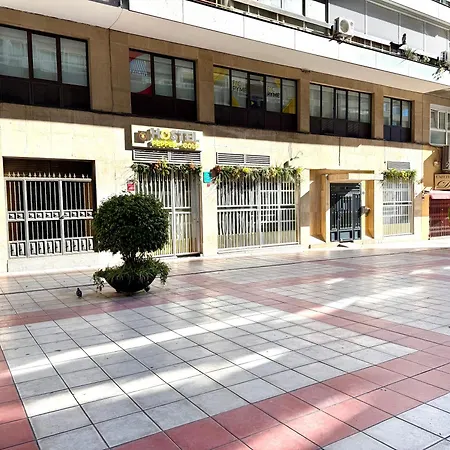 Hostel Pepper-gold -step-free Entrance -car- Free Space-no Nois-3 Minutes From Port -bed 8 Guest 55 M2 And 8 Guest 65 M2 Αλικάντε
