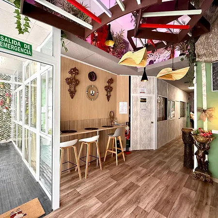 Hostel Pepper-gold -step-free Entrance -car- Free Space-no Nois-3 Minutes From Port -bed 8 Guest 55 M2 And 8 Guest 65 M2 Αλικάντε