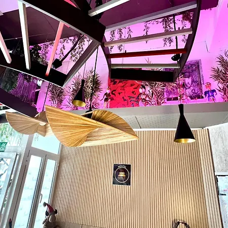 Pepper-gold -step-free Entrance -car- Free Space-no Nois-3 Minutes From Port -bed 8 Guest 55 M2 And 8 Guest 65 M2 Hostel *