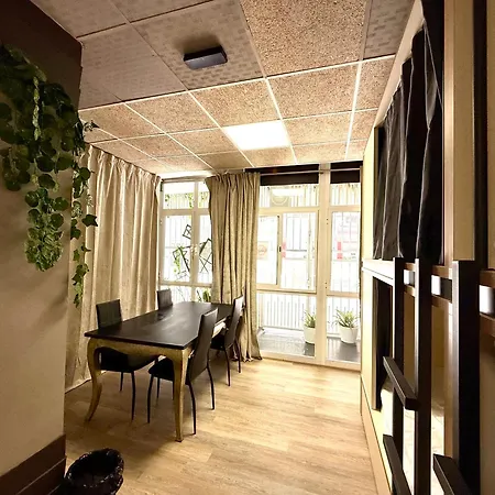 Hostel Pepper-gold -step-free Entrance -car- Free Space-no Nois-3 Minutes From Port -bed 8 Guest 55 M2 And 8 Guest 65 M2 Αλικάντε