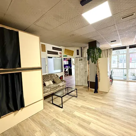 Pepper-gold -step-free Entrance -car- Free Space-no Nois-3 Minutes From Port -bed 8 Guest 55 M2 And 8 Guest 65 M2 Hostel