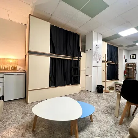 Pepper-gold -step-free Entrance -car- Free Space-no Nois-3 Minutes From Port -bed 8 Guest 55 M2 And 8 Guest 65 M2 Αλικάντε
