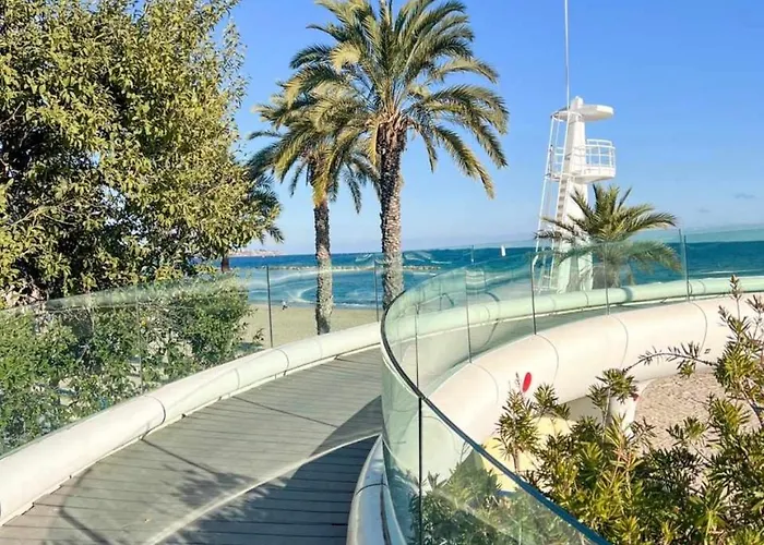호스텔 Pepper-gold -step-free Entrance -car- Free Space-no Nois-3 Minutes From Port -bed 8 Guest 55 M2 And 8 Guest 65 M2