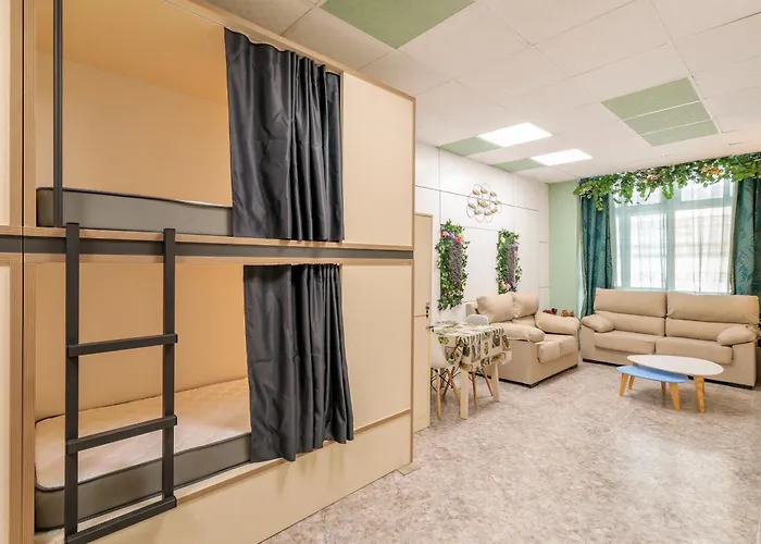 Pepper-gold -step-free Entrance -car- Free Space-no Nois-3 Minutes From Port -bed 8 Guest 55 M2 And 8 Guest 65 M2 호스텔 *