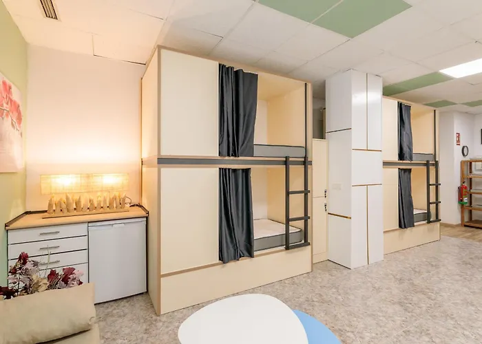 Pepper-gold -step-free Entrance -car- Free Space-no Nois-3 Minutes From Port -bed 8 Guest 55 M2 And 8 Guest 65 M2 호스텔 알리칸테