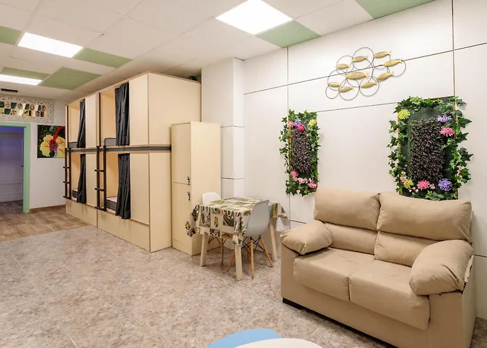 Pepper-gold -step-free Entrance -car- Free Space-no Nois-3 Minutes From Port -bed 8 Guest 55 M2 And 8 Guest 65 M2 호스텔 알리칸테