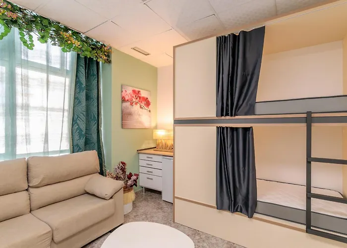호스텔 Pepper-gold -step-free Entrance -car- Free Space-no Nois-3 Minutes From Port -bed 8 Guest 55 M2 And 8 Guest 65 M2