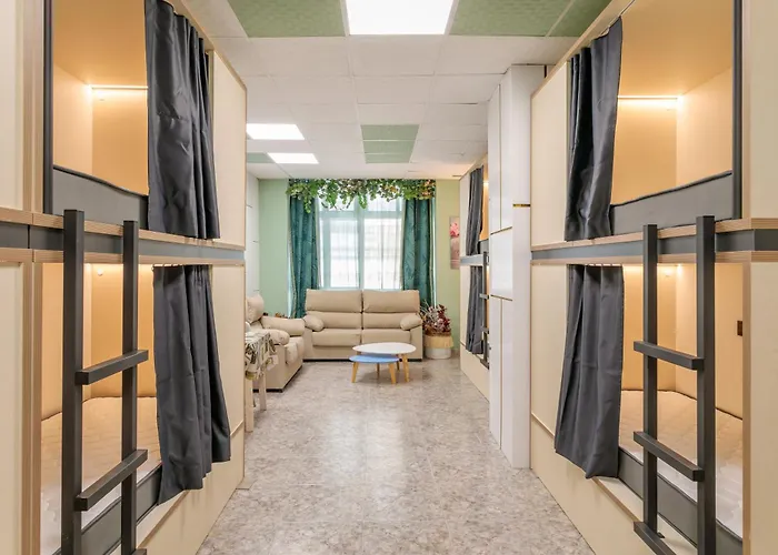 Pepper-gold -step-free Entrance -car- Free Space-no Nois-3 Minutes From Port -bed 8 Guest 55 M2 And 8 Guest 65 M2 호스텔 알리칸테