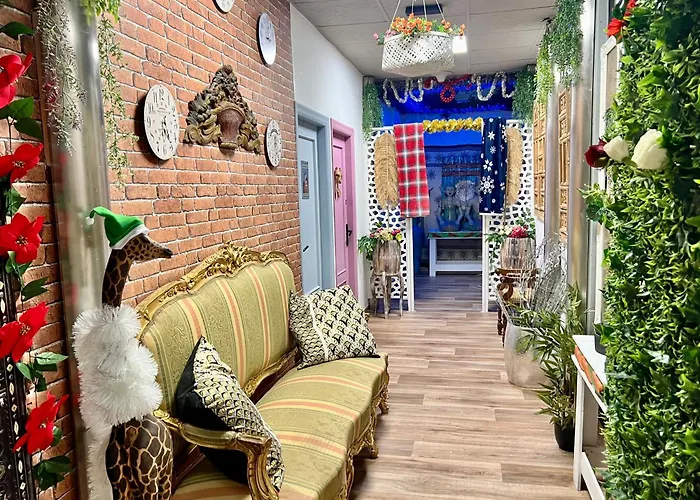 Pepper-gold -step-free Entrance -car- Free Space-no Nois-3 Minutes From Port -bed 8 Guest 55 M2 And 8 Guest 65 M2 호스텔