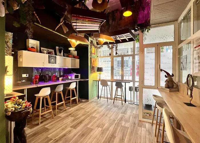 호스텔 Pepper-gold -step-free Entrance -car- Free Space-no Nois-3 Minutes From Port -bed 8 Guest 55 M2 And 8 Guest 65 M2 *