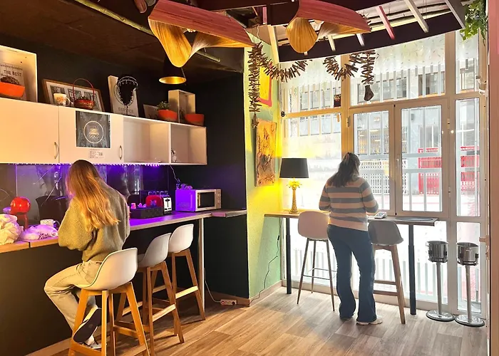 호스텔 Pepper-gold -step-free Entrance -car- Free Space-no Nois-3 Minutes From Port -bed 8 Guest 55 M2 And 8 Guest 65 M2 *