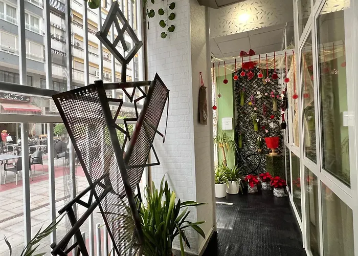 호스텔 Pepper-gold -step-free Entrance -car- Free Space-no Nois-3 Minutes From Port -bed 8 Guest 55 M2 And 8 Guest 65 M2