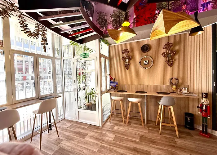호스텔 Pepper-gold -step-free Entrance -car- Free Space-no Nois-3 Minutes From Port -bed 8 Guest 55 M2 And 8 Guest 65 M2 *
