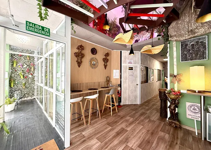 호스텔 Pepper-gold -step-free Entrance -car- Free Space-no Nois-3 Minutes From Port -bed 8 Guest 55 M2 And 8 Guest 65 M2 알리칸테