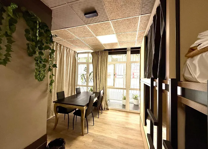 호스텔 Pepper-gold -step-free Entrance -car- Free Space-no Nois-3 Minutes From Port -bed 8 Guest 55 M2 And 8 Guest 65 M2 알리칸테