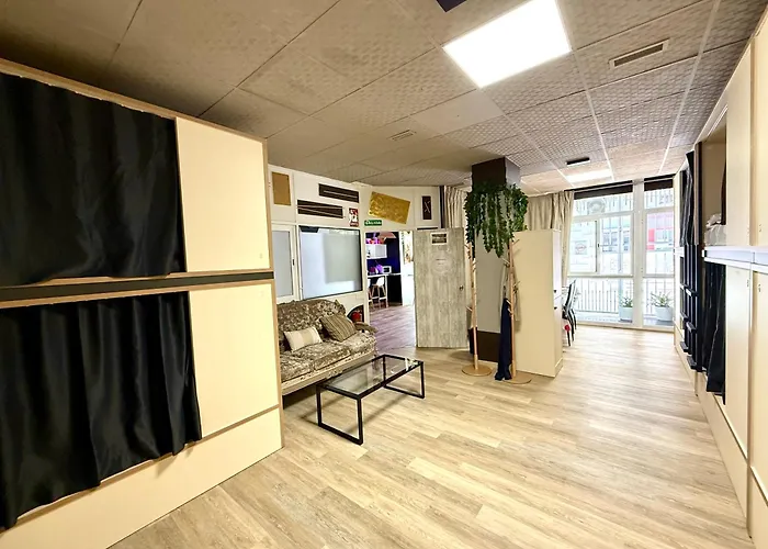 Pepper-gold -step-free Entrance -car- Free Space-no Nois-3 Minutes From Port -bed 8 Guest 55 M2 And 8 Guest 65 M2 호스텔