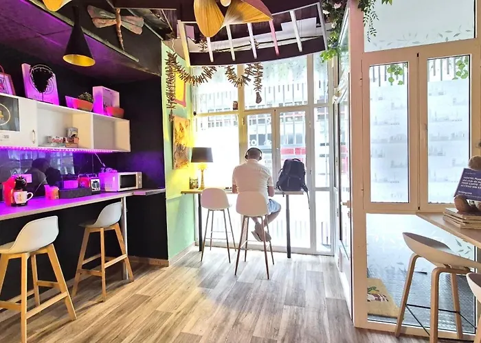 Pepper-gold -step-free Entrance -car- Free Space-no Nois-3 Minutes From Port -bed 8 Guest 55 M2 And 8 Guest 65 M2 호스텔 알리칸테