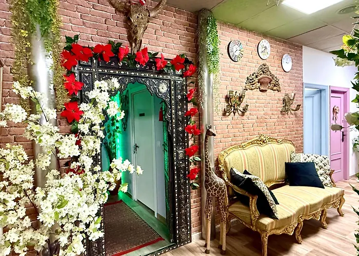 호스텔 Pepper-gold -step-free Entrance -car- Free Space-no Nois-3 Minutes From Port -bed 8 Guest 55 M2 And 8 Guest 65 M2